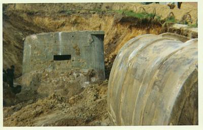 vooraanzicht van de ondergraven bunker D3 te Eke